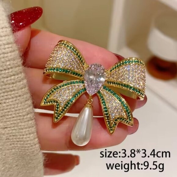 AVON SIGNED 1994, Goldtone Bow Brooch with Center Pearl  Vintage Bow Gold Green Pearl Brooch